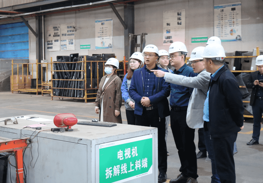 重慶市發(fā)展和改革委員會(huì)經(jīng)貿(mào)處副處長(zhǎng)張旭東一行蒞臨中天電廢調(diào)研指導(dǎo)